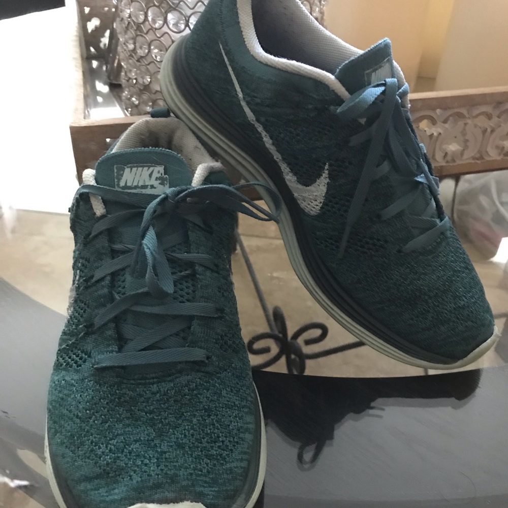 Tennis shoes